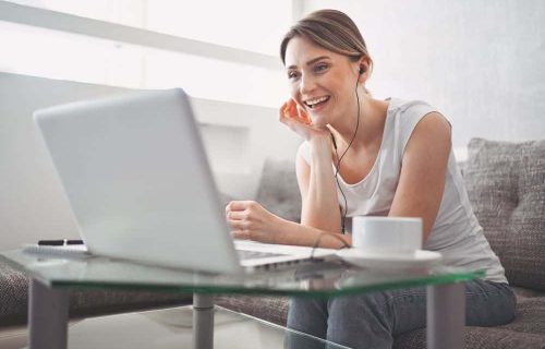 Frau-mit-Laptop-am-Sofa-Onlinekurs-wildwuchsnatur-Akademie Frau-mit-Laptop-am-Sofa-Onlinekurs-wildwuchsnatur-Akademie